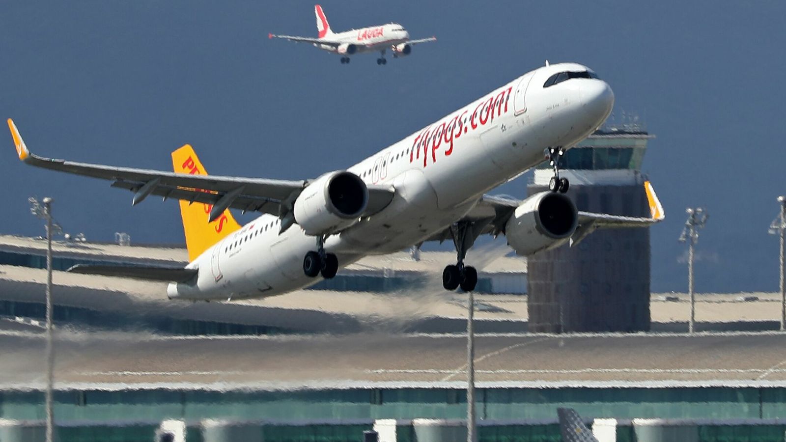 Spain: Searches for 14 passengers who escaped from plane due to emergency landing forced by woman ‘faking’ her Labour