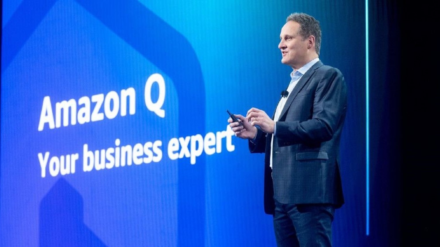 Amazon Q Chatbot Unveiled at re: Invent Conference