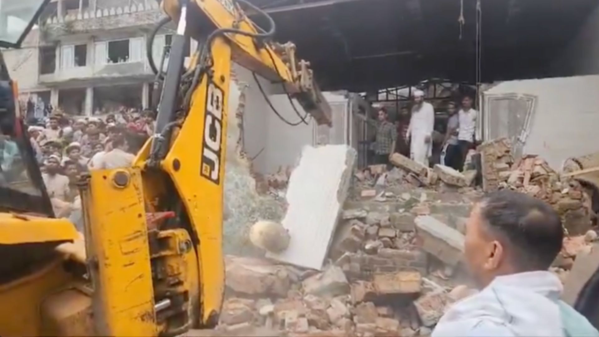 Protests erupted in India as authorities demolished Jahangirpuri mosque